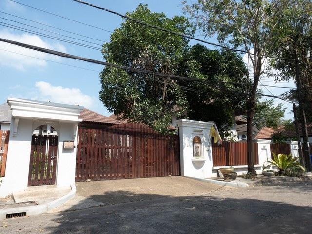 ขายบ้านเดี่ยวหลังใหญ่ 256 ตรว. หมู่บ้านนวธานี เสรีไทย 59 โครงสร้างแข็งแรง หันหน้าทิศใต้ เข้าออกได้ทั้งเสรีไทย และเกษตรนว 5