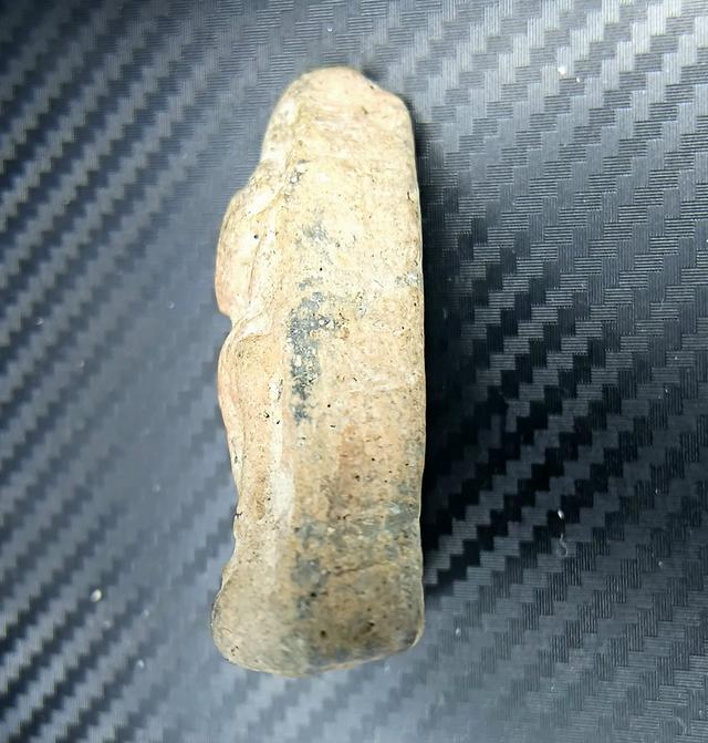 ตำนานก้นกรุ กลางทุ่งพิษณุโลก! พระนางพญา เนื้อดินเผา "แร่ลอย" องค์ครู หายากระดับตำนาน 2