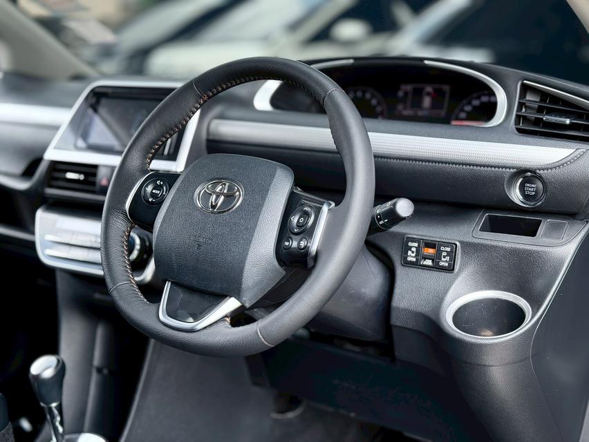 Toyoya Sienta 1.5V ปี20 11