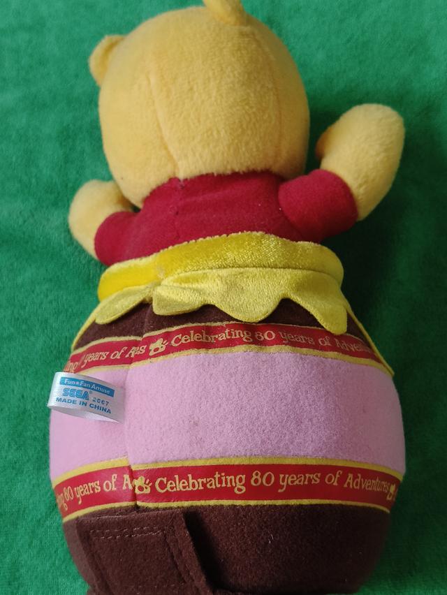 ตุ๊กตาหมีพูห์ (Winnie the Pooh) รุ่นพิเศษฉลองครบรอบ 80 ปีแห่งการผจญภัย (Celebrating 80 years of Adventures) ผลิตโดยแบรนด์ของเล่นชื่อดัง SEGA ในปี 2007 รูปย่อยที่ 3