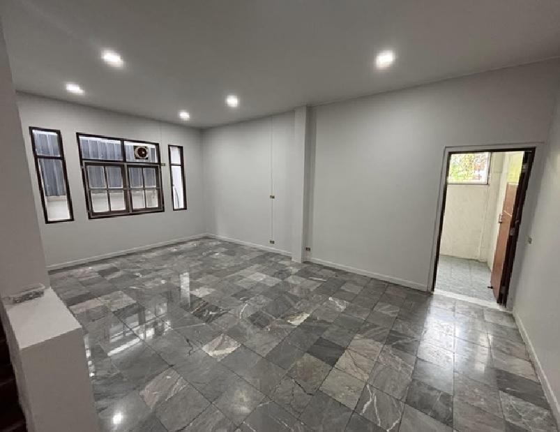 ให้เช่าทาวน์โฮม 3 ชั้น / ทำเลซอยอ่อนนุช 39 / พื้นที่ดิน 40 ตารางวา / พื้นที่ใช้สอยกว่า 250 ตารางเมตร / จอดรถ 2-3 คัน 12