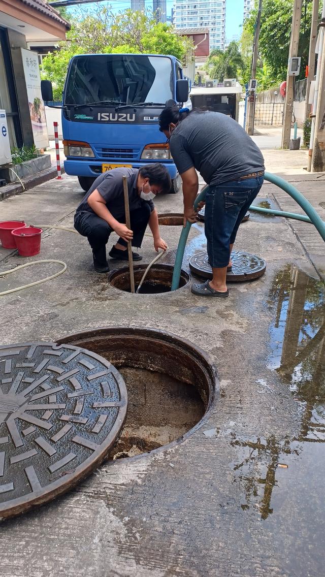 ดูดส้วม สูบส้วม 0845334766 ท่อตัน ไม่ต้องทุบ
