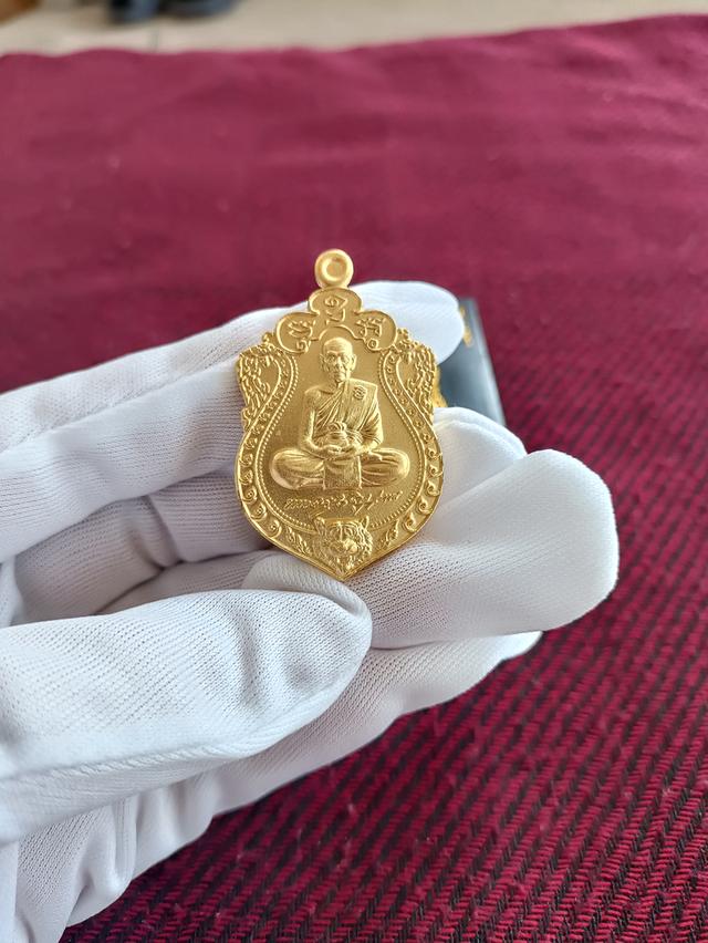 เหรียญหลวงพ่อพัฒน์ ปุญญกาโม วัดห้วยด้วน จ.นครสวรรค์ รุ่น "คงกระพันพันล้าน"