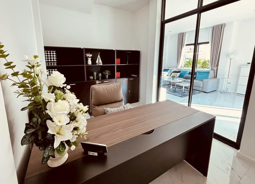 🏡 ขายทาวน์โฮมใหม่ เนื้อที่ 35 ตร.ว. หายาก! ซอยเฉลิมพระเกียรติ ร.9 28 ใกล้ ม.ราม 2  ✨ จุดเด่น: - 3 ห้องนอน 4 ห้องน้ำ (บน 3 + ล่าง 1) - เนื้อที่ 35 ตร. 7