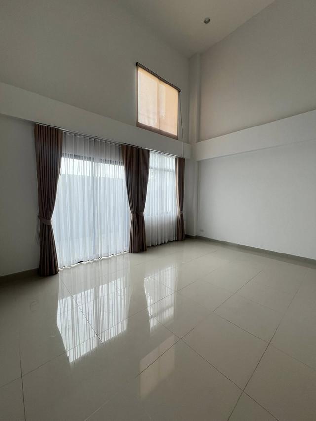 ให้เช่า! ทาวน์โฮม 3.5 ชั้น หลังมุม Premium Place พหลโยธิน-รามอินทรา (220 ตร.ม.) โซลาร์เซลล์, ใกล้ BTS สายหยุด (จดบริษัทได้)