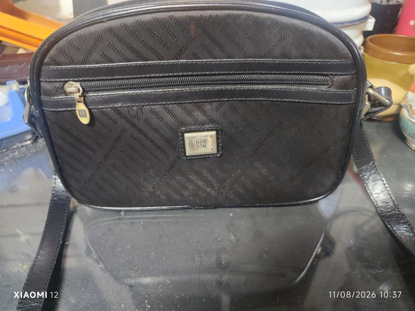 กระเป๋าสะพาย Givenchy(ขีวองชี) รุ่น/ลักษณะ Vintage 4G Logo Jacquard&Leather Cossbody Camera Bag (กระเป๋าทรงกล้องสายสะพานปรับได้) ผลิตในยุค 80-90
