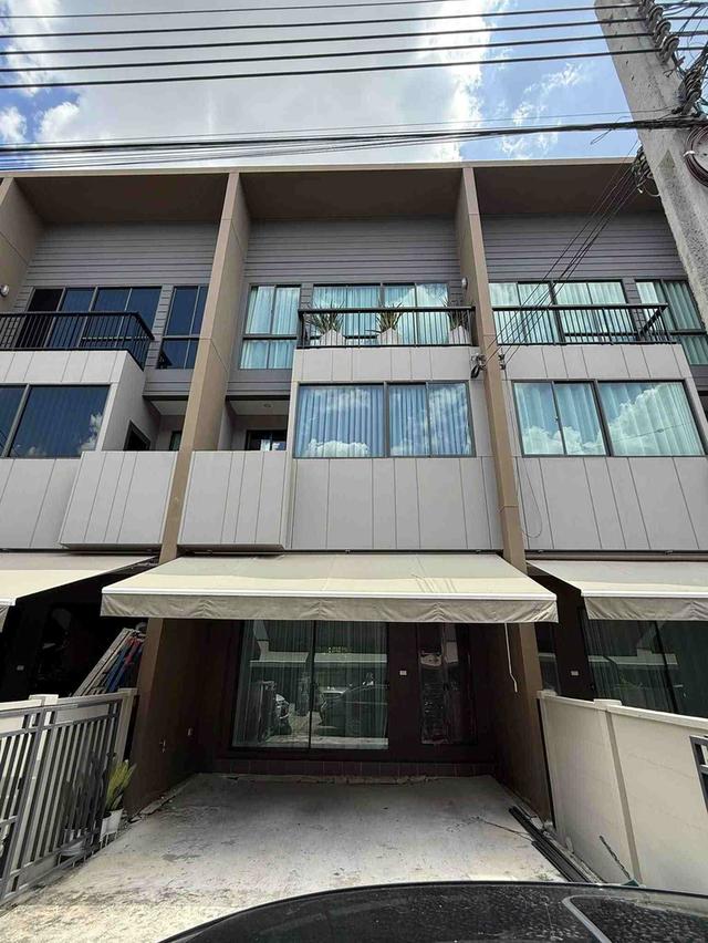 B1006 ให้เช่าทาวน์โฮม 3 ชั้น บ้านกลางเมือง บางนา-วงแหวน เลียบมอเตอร์เวย์ ย่านถนนกิ่งแก้ว 1