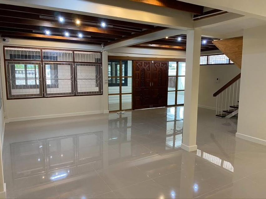 MHR275 เหมาะทำโฮมออฟฟิศ! ปล่อยเช่าบ้านเดี่ยวพระราม 9 ซอย 46 มี 3 ห้องทำงาน 3 นอน 3 น้ำ จอดรถได้ 7-8 คัน เดินทางสะดวกใกล้ทางด่วน 2