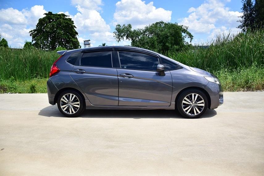 ขับสนุกวัยรุ่นชอบ / ฟรีดาวน์ HONDA JAZZ 1.5SV โฉมGK สีเทากัล /ออโต้ จอทัสกรีน เบาะหนังแท้ ครูสคอลโทล พุตสต๊าท /ประหยัดน้ำมัน /กล้องหลัง โทร0957401220 10