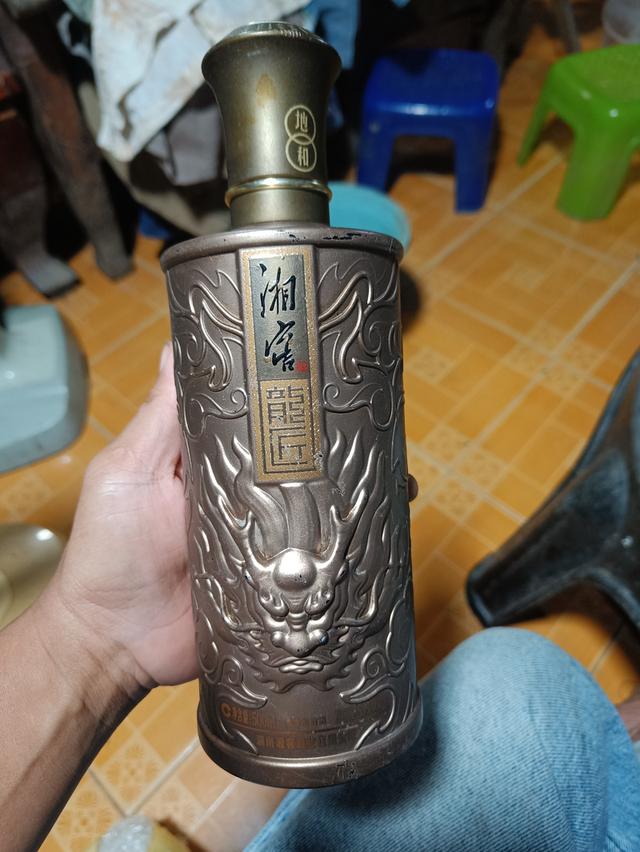 ขวดเปล่า จีน ลายมังกรนูน น้ำตาลทอง