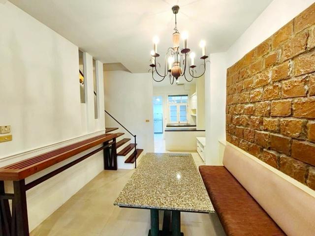 ให้เช่าทาวน์โฮม 3 ชั้น 4นอน หรูมาก รัชดาภิเษก40-48 BTSรัชโยธิน 800 ม. พร้อมเฟอร์ฯครบครัน 22ตร.วา. 264 ตร.ม. 3 น้ำ โฮมออฟ 7