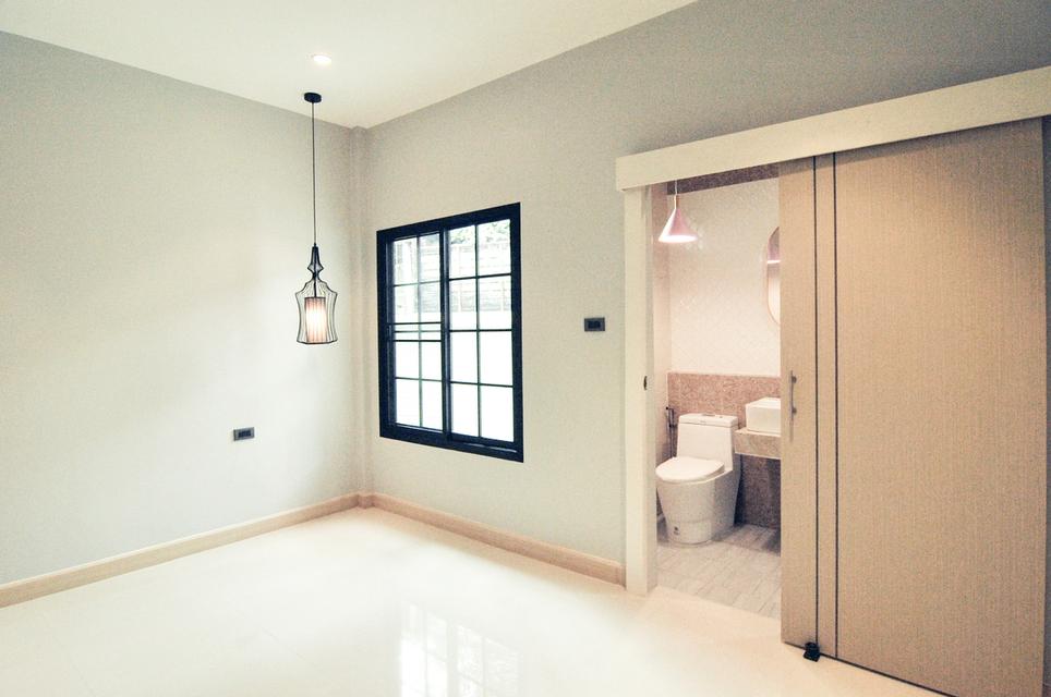 ขายทาวเฮ้าส์ห้องริม สไตล์ cozy cottage บนพื้นที่กว้างถึง 40 ตรว. ใกล้ถนนเกษตร-นวมินทร์ และเลียบทางด่วนรามอินทรา-อาจณรงค์ 9
