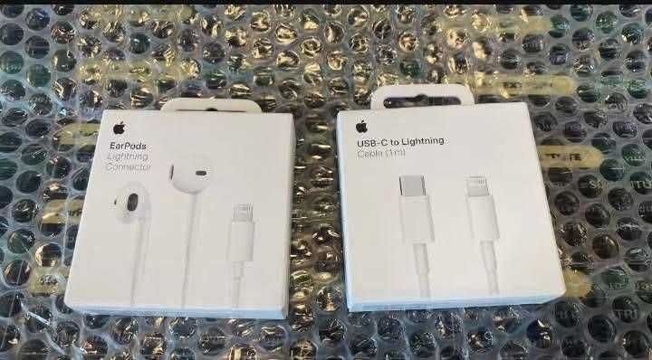 หูฟังและสายชาร์จไอโฟนมือสอง