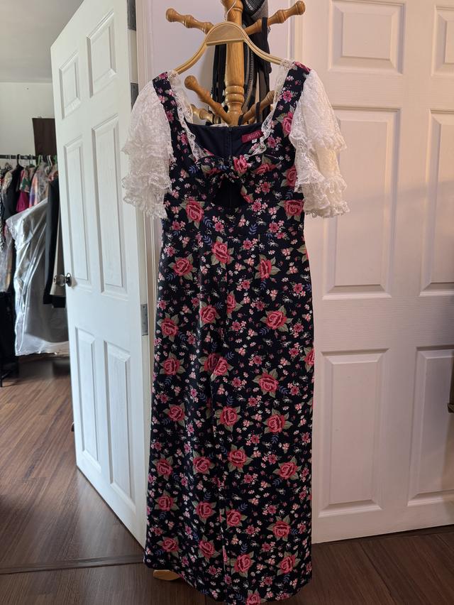 ส่งต่อชุดเดรสสภาพใหม่ ใส่ไม่เกิน 1 ครั้ง บางชุดไม่ได้ใส่