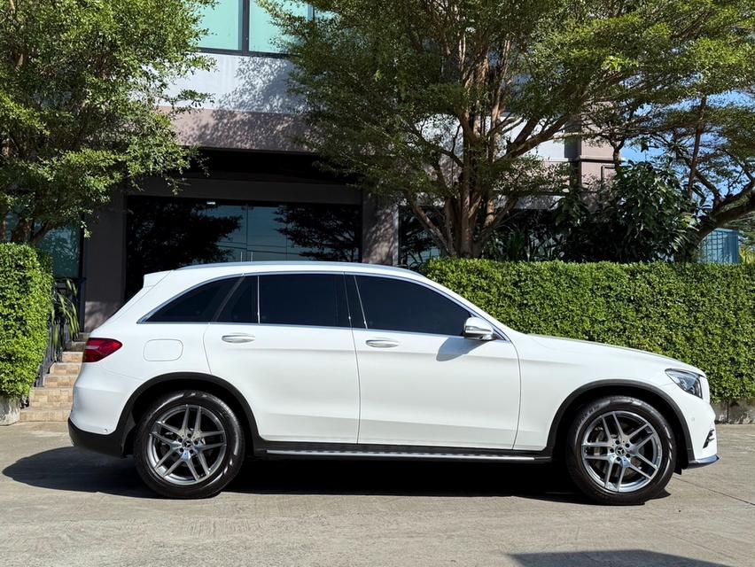 2020 BENZ GLC 250D AMG รถมือเดียวออกป้ายแดง รถวิ่งน้อย เข้าศูนย์ทุกระยะ ไม่เคยมีอุบัติเหตุครับ 2