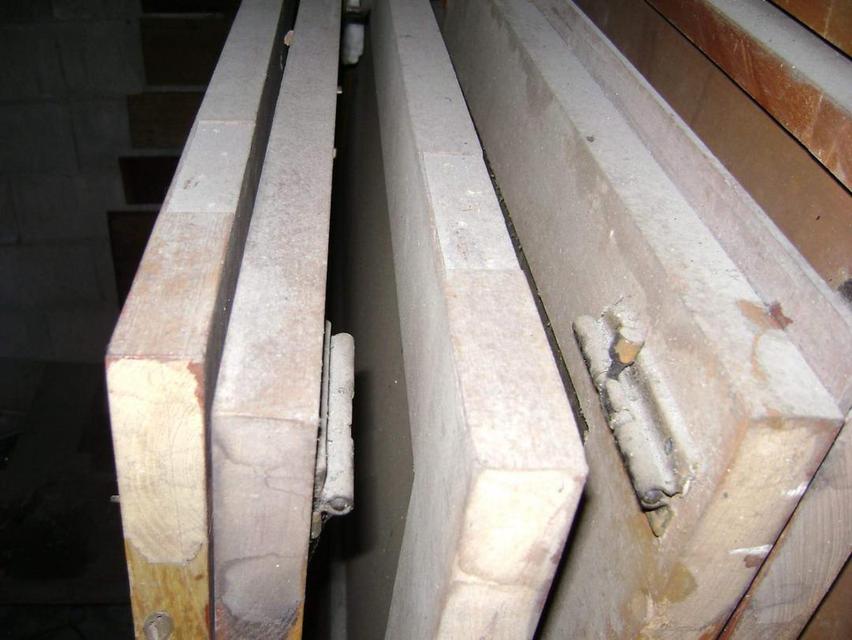 ขาย/หรือแลกเปลี่ยน/ บานประตูหน้าต่างไม้สัก พร้อมวงกบไม้แดง มือสอง 3