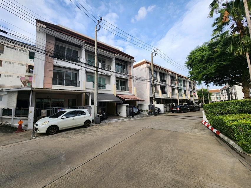 ขายทาวน์โฮมแปลงมุม หลังใหญ่ 34.8ตรวา. ฟังก์ชันบ้านเดี่ยว! บ้านกลางเมือง ลาดพร้าว 101 3ห้องนอน 3ห้องน้ำ 1ห้องทำงาน 2จอด ถนนเมน ขายเพียง 5.33MB 2