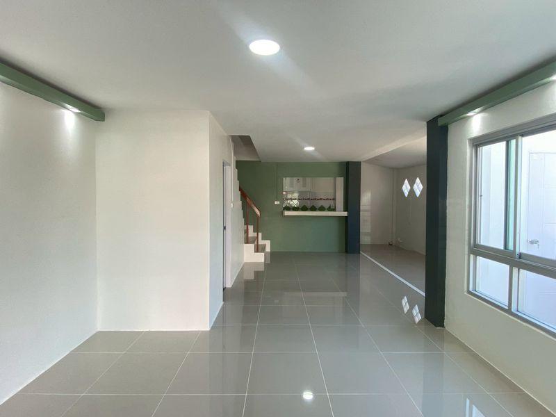 ทาวน์เฮาส์ 2 ชั้น ,หลังมุม เนื้อที่ 23.9 ตร.วา ขายหมู่บ้านกลอรี่เฮาส์ ถ.รามอินทรา 65 แยก 2-2 แขวงท่าแร้ง เขตบางเขน กรุงเทพฯ  4