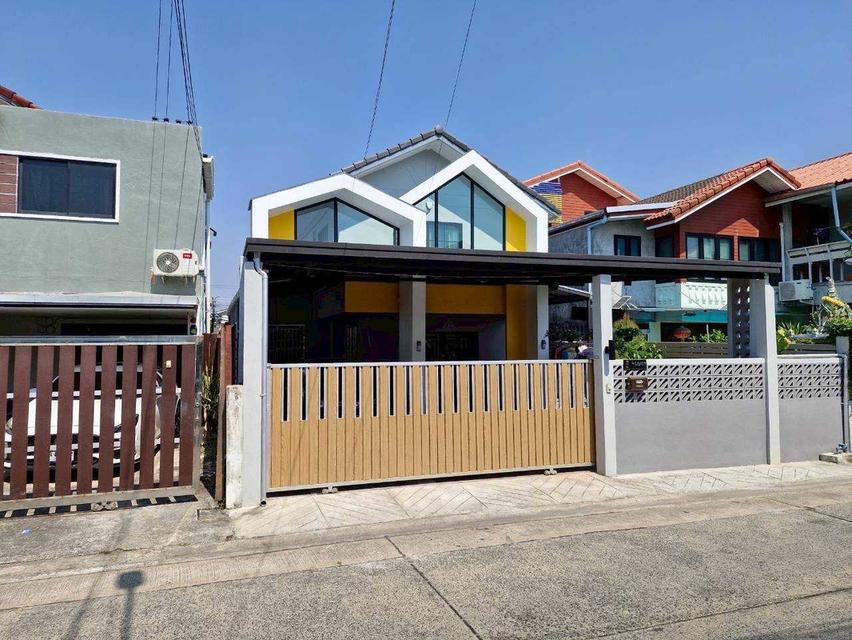 บ้านเดี่ยว2ชั้น 50ตร.วา ทำเลติดรถไฟฟ้าสีชมพู1.5กม 3