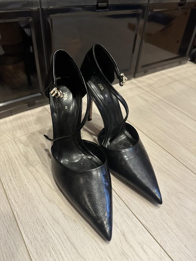 รองเท้าส้นสูงหัวแหลม Zara