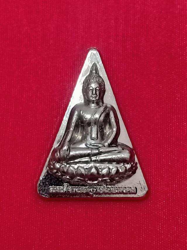 พระพุทธนวราชบพิตร พิมพ์จิตรลดา หลังยันต์ห้า วัดราชบัณฑิตยประดิษฐ์ เนื้อเงิน อำเภอบ้านแพ้ว จังหวัดสมุทรสาคร ปี พ.ศ. 2547