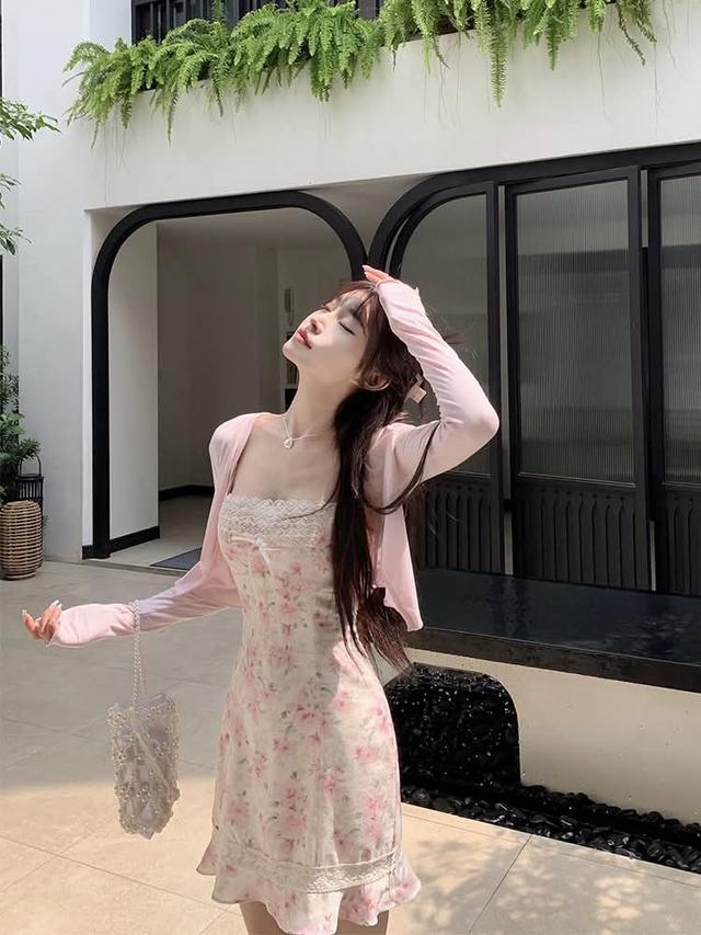 เดรสสายเดี่ยวกับเสื้อคลุม (ร้านขายชุด อี้เหมิงสือเยว่)