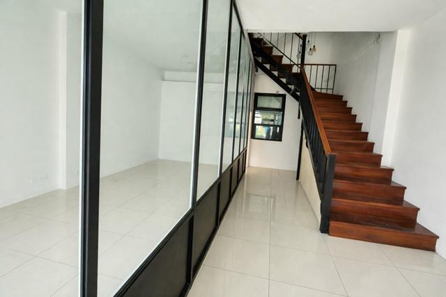 BTSปุณณวิถี 600ม. บน Skywalk อุดมสุข 800ม. 26ตร.ว. 520ตร.ม. ใหญ่มาก 8นอน ให้เช่าอาคาร โรงแรม 5ชั้น 8น้ำ ไบเทค บางนา 2.4 4