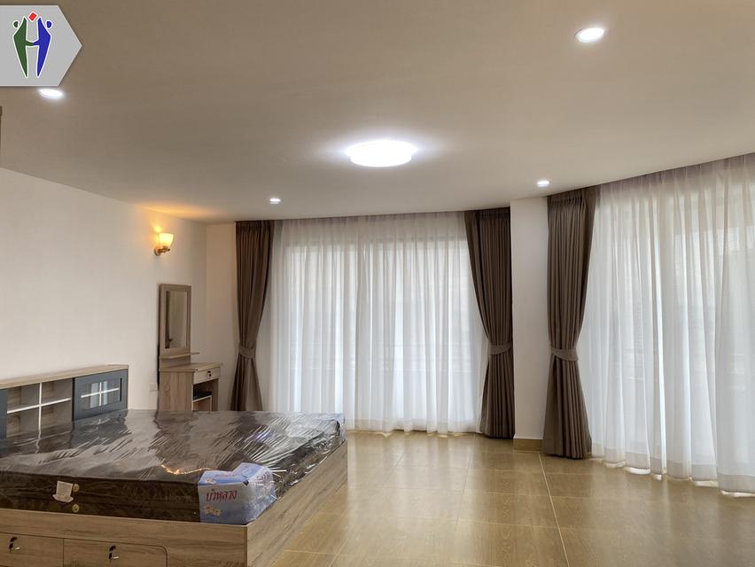 อังเกต คอนโดจอมเทียน ให้เช่า ไม่ไกลชายหาด •	ขนาด  51 ตรม. สตูดิโอ 1 ห้องน้ำ •	 เครื่องปรับอากาศ, ตู้เย็น •	ระเบียงวิวทะเล •	สระว่ายน้ำ •	 สถานที่ตั้ง: 5