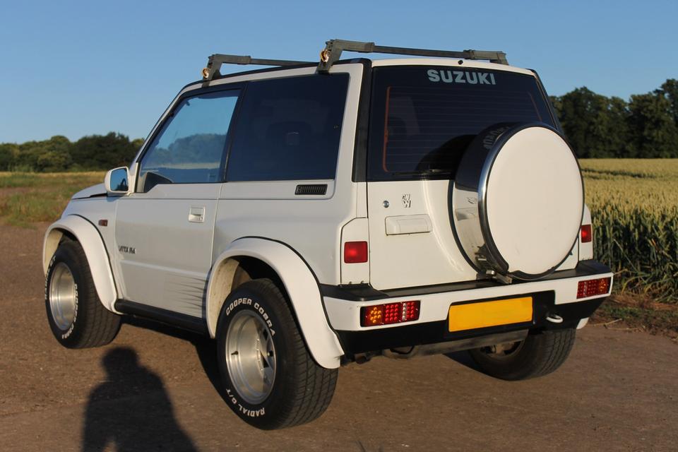อะไหล่รถยนต์ชุดแต่งขยายขอบซุ้มล้อ (คิ้วล้อ/โป่งล้อ) สำหรับ Suzuki Vitara ทรงโค้งเว้าสไตล์ยุโรป ขนาดกว้าง 4 นิ้ว งานไฟเบอร์กลาส