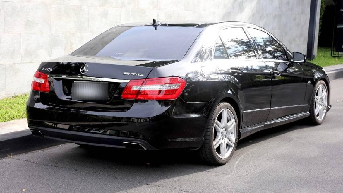 MERCEDES BENZ E200 AMG 3