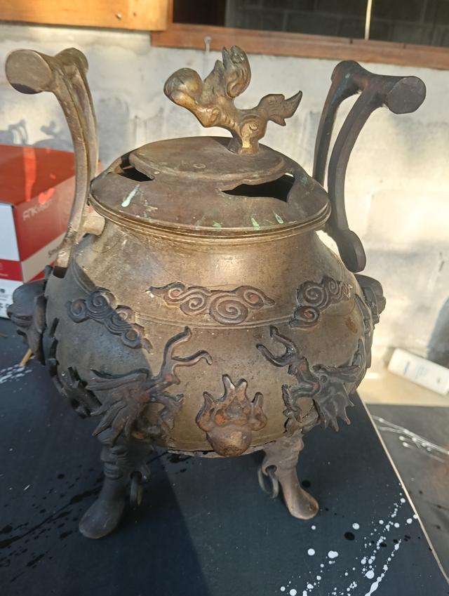 กระถางธูปสามขา (Tripod Censer) หรือเตากำยานสัมฤทธิ์สไตล์จีนโบราณ  ตัวกระถางเป็นทรงกลมป่อง มีลวดลายมังกรและเมฆอยู่รอบๆ  ฝาด้านบนมีรูปปั้นมังกรหรือสัตว 3