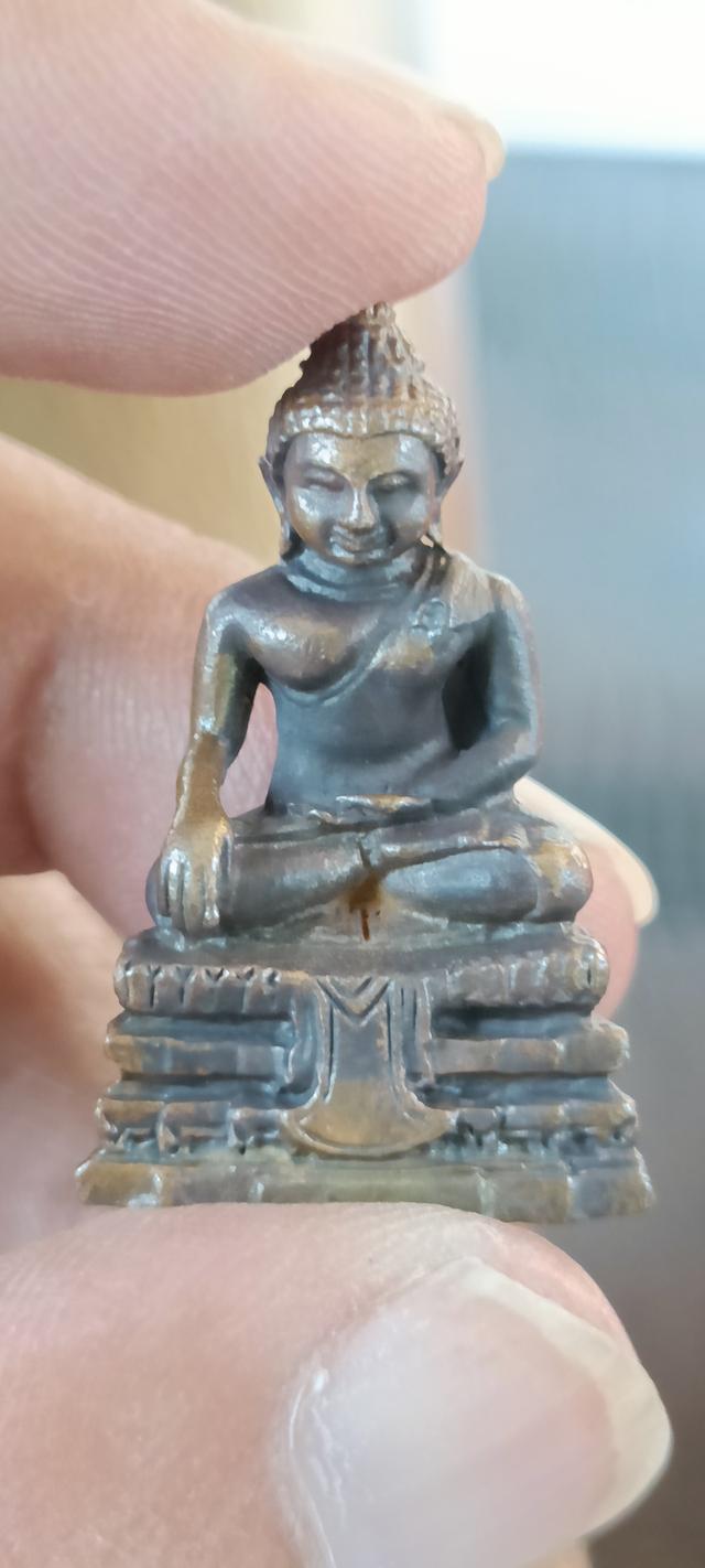 กริ่งพระพุทธสิหิงค์ รุ่น เงินไหลมา (จัดสร้างในช่วงปี พ.ศ. 2549 - 2550) ออกโดย วัดพระมหาธาตุวรมหาวิหาร จังหวัดนครศรีธรรมราช ซึ่