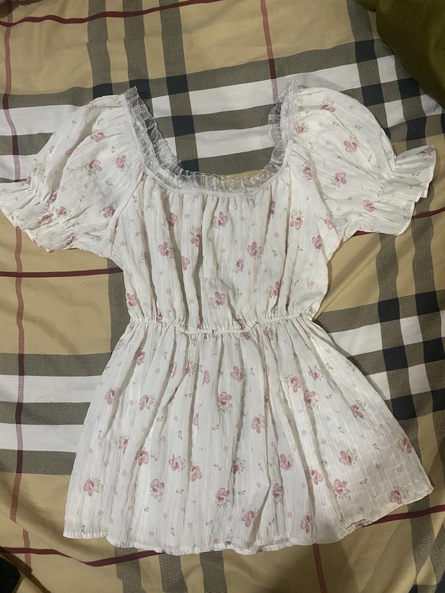 เสื้อปาดไหล่มินิมอลมือสอง ไม่มีตำหนิ เคยใส่ครั้งเดียว ใส่ได้สองแบบเลยย♥️ รูปที่ 2