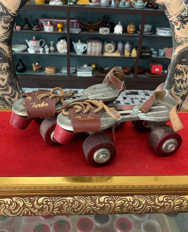 รองเท้า roller เก่า สายหนัง