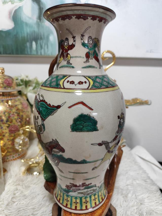 แจกันกระเบื้องเคลือบแตกลายงาแบบจีน (Chinese Crackle Glaze Porcelain Vase) ที่ตกแต่งด้วยลวดลาย นักรบโบราณ (Warrior Scene) รูปที่ 3