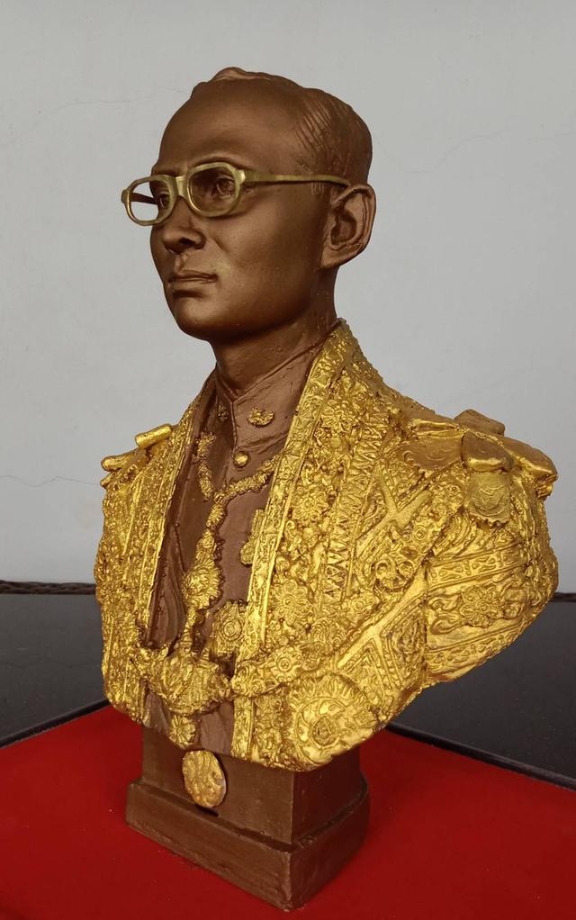 557.พระบรมรูปหล่อครึ่งพระองค์ในหลวงรัชกาลที่9 พระบาทสมเด็จพระปรมินทรมหาภูมิพลอดุลยเดช พร้อมกรอบกระจก 7