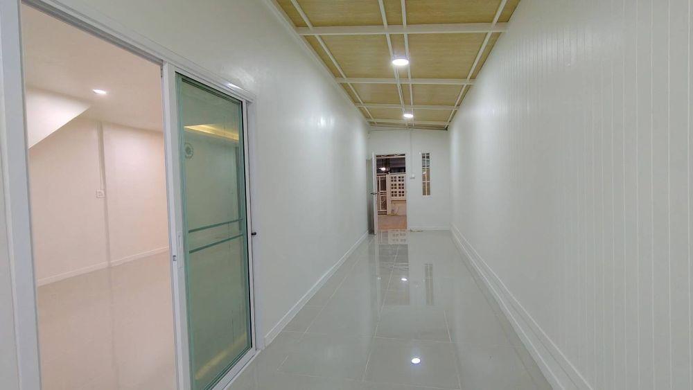 ขายทาวน์เฮ้าส์ 2 ชั้นรีโนเวทใหม่ทั้งหลัง หมู่บ้านเลขที่ 5 บางปลา ทำเลดี เดินทางสะดวก 5