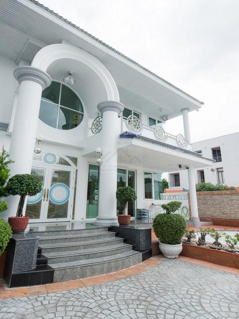 ขายบ้านเดี่ยวหรู ถนนพระราม 9 ซอย 39 ตกแต่งพร้อมอยู่ พร้อมสระว่ายน้ำ ใกล้เดอะไนน์ ใกล้ทางด่วน ทำเลดี ซอยใหญ่ ทะลุรามคำแหง 12 และ 8 5