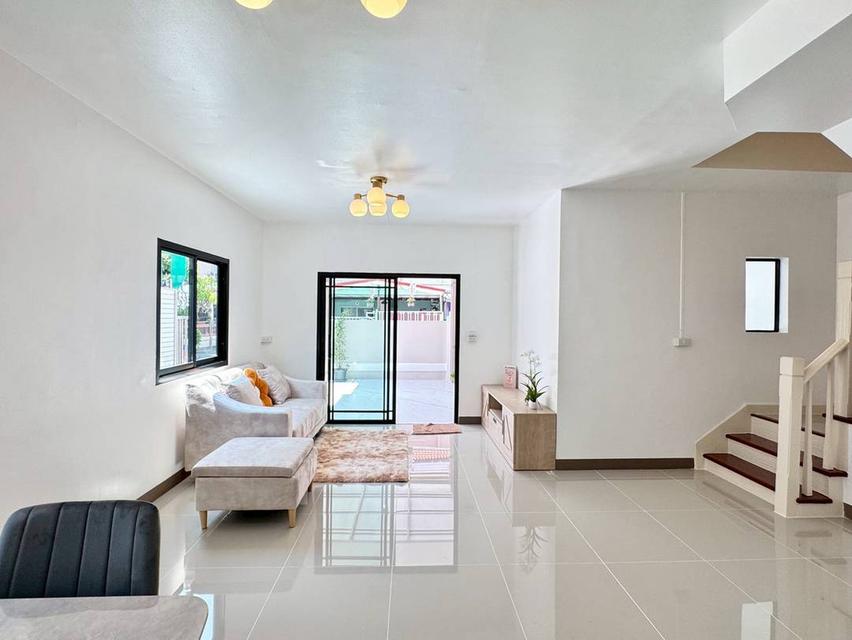 หมู่บ้านพฤกษา 33 ซอยวัดลาดปลาดุกบ้านแฝด 2 ชั้น ตกแต่งใหม่พร้อมอยู่ มีรถประจำทางเข้าในหมู่บ้าน ทำเลดี 8