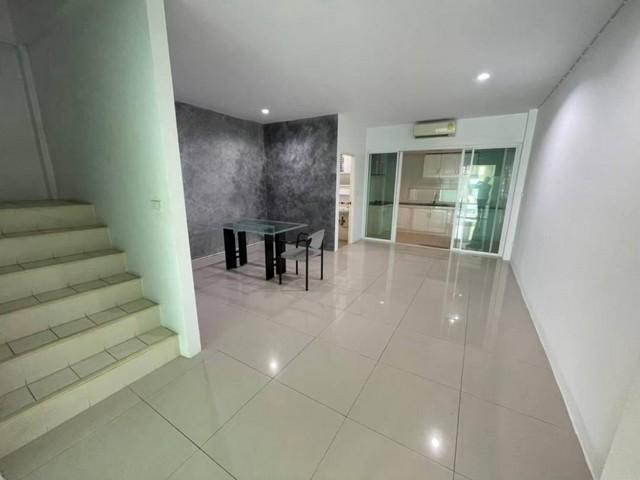 PB5966ให้เช่า ทาวน์โฮม 3ชั้น รีโนเวทใหม่ หมู่บ้านสัมมากร ซอยรามคำแหง110 เขตสะพานสูง ใกล้รถไฟฟ้าสายสีส้ม 3