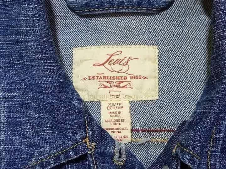 LEVI'S แจ๊กเก็ตยีนส์ สำหรับสาวตัวเล็ก แต่งขอบ+กระดุมแดง สภาพดี ไม่มีตำหนิเปื้อนขาด รูปที่ 2