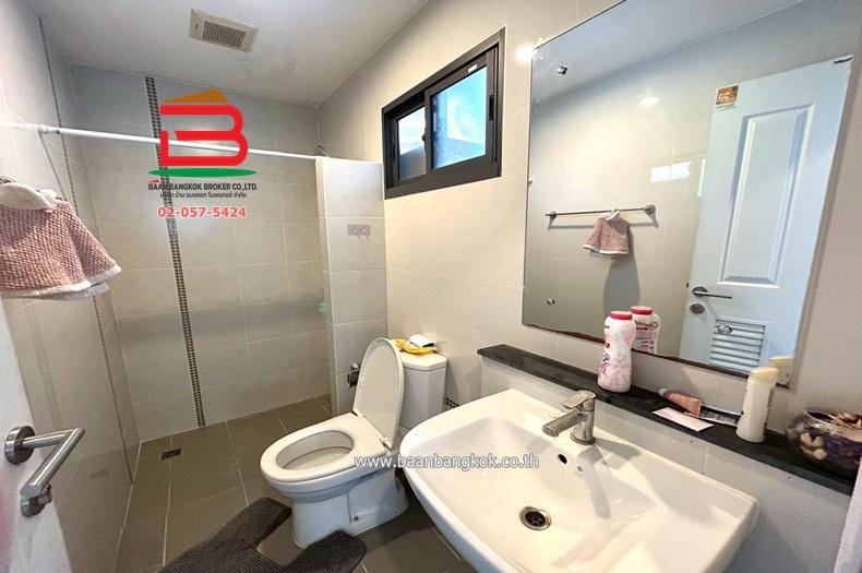 บ้านแฝด โครงการ ภัสสร รามคําแหง-ราษฎร์พัฒนา (ซอยเคหะร่มเกล่า 78 แยก 1) เนื้อที่ 39.8 ตรว.  ถนนรามคำแหง แขวงราษฎร์พัฒนา เขตสะพานสูง  12