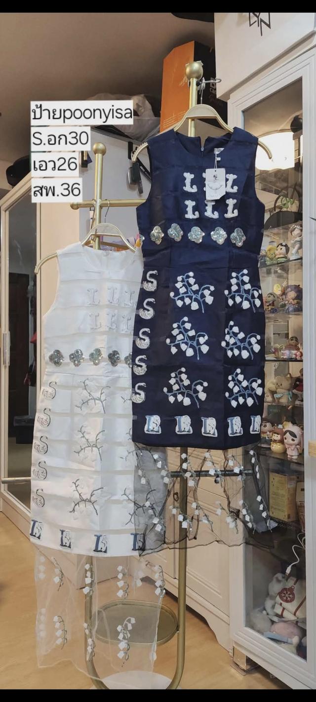 เดรสป้ายห้อย ป้ายpoonyisa งานปักทั้งชุดว่างดำ1ขาว1