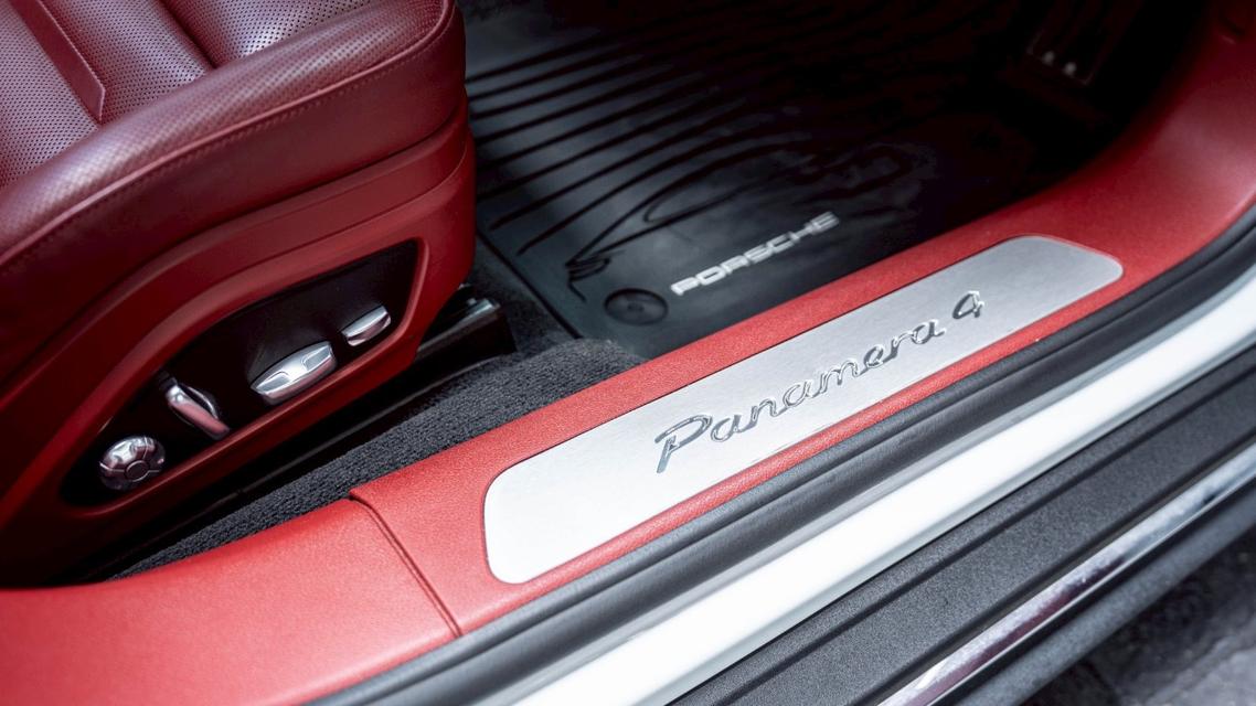 Porsche Panamera 4 E-Hybrid Executive 2018 สีขาว Wrap กันรอยสีชมพู รูปที่ 13