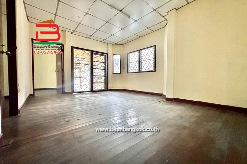 บ้านเดี่ยว หมู่บ้าน พรธิสาร 4 เนื้อที่ 32 ตรว. ถนนรังสิต-นครนายก ตำบลคลองหก อำเภอคลองหลวง จังหวัดปทุมธานี 10