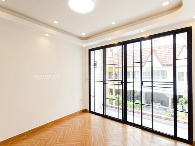 ขายทาวน์เฮ้าส์ 2 ชั้นหลังใหญ่ รีโนเวทใหม่ Minimal Style หมู่บ้านประชากรไทย ลาดพร้าว93 หน้ากว้างถึง 8 เมตร 6