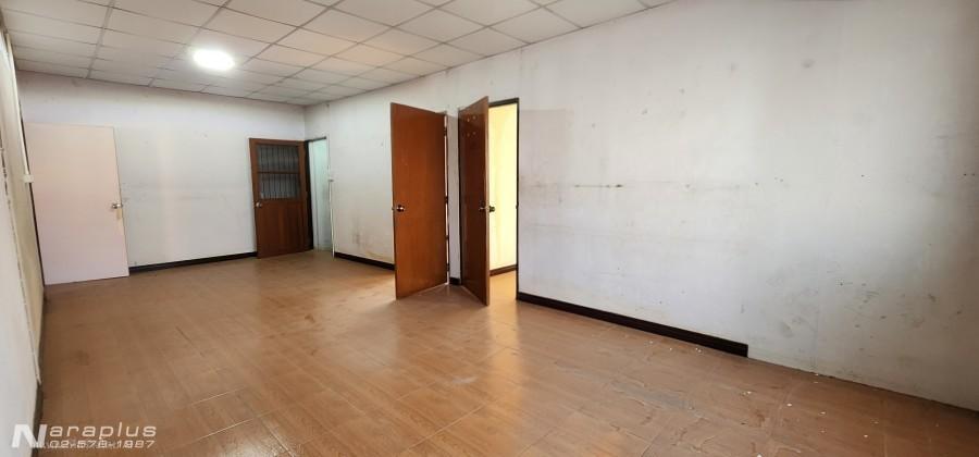 69030200 : ขายทาวน์เฮ้าส์ 2 ชั้นหลังมุม 2 หลังติด พร้อมต่อเติมหน้าบ้าน เนื้อที่หลังละ 15 ตารางวา รวม 30 ตารางวา ถนนเอกชัย 30 จอมทอง กรุงเทพฯ ทำเลดี เด 16