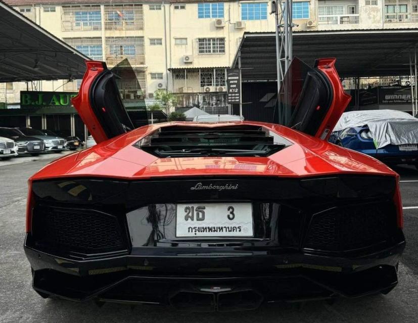 Lamborghini Aventador สีแดง 3