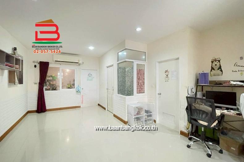 ทาวน์เฮาส์ หมู่บ้าน โกลเด้นทาวน์ วัชรพล-สุขาภิบาล 5 เนื้อที่ 21.5 ตรว. (ใกล้บิ๊กซี สุขาภิบาล5) ถนนสายไหม แขวงออเงิน เขตสายไหม 2