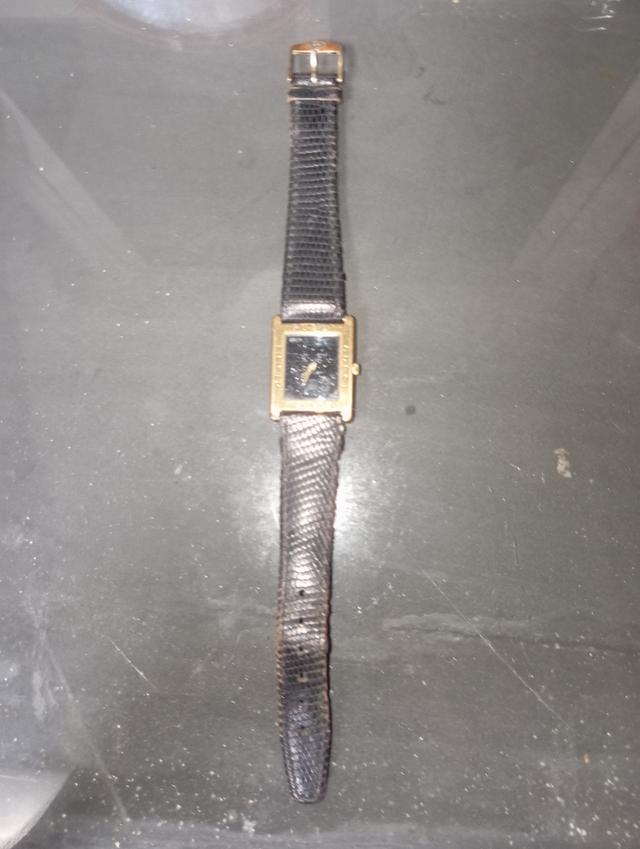 นาฬิกาเก่า Gucci Vintage รุ่น 4000M ของแท้ ตัวเครื่องและสายเป็นหนังตะกวดแท้ ของเดิมทั้งเรือน แต่เครื่องไม่เดินขายราคาถูกมากเอาซ่อมคุ้มแน่นอน รูปที่ 6